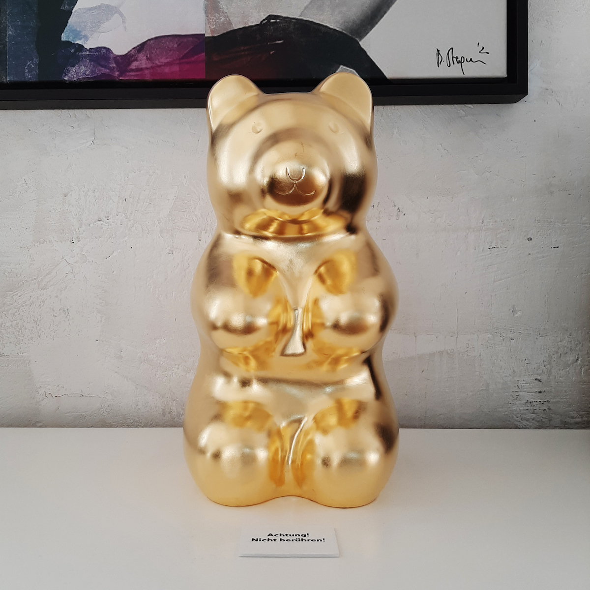 platik bär gold bär kunststoff figur art sculpture gold jellybear Jelly Pool Bear MANUEL W STEPAN - Contemporary Art Design - Pop Art Kunst - Pop Art Wien - Kunst Wien - Design Wien - Art Direktor Wien